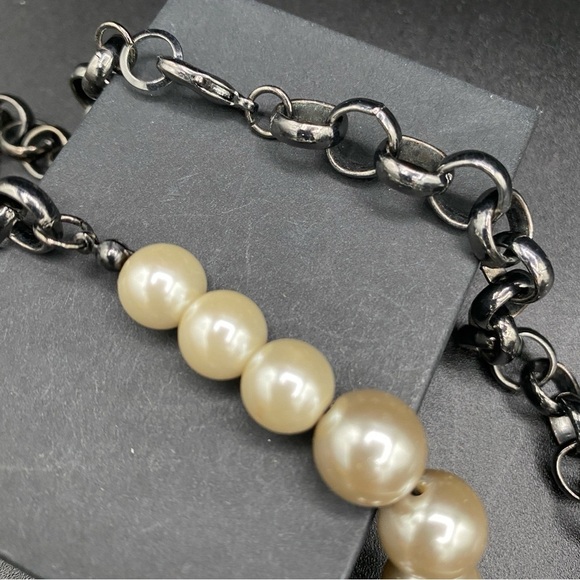 Chunky Graduated Faux Pearl Beaded Necklace in Cream and Gunmetal Grey Rolo - Picture 8 of 11
